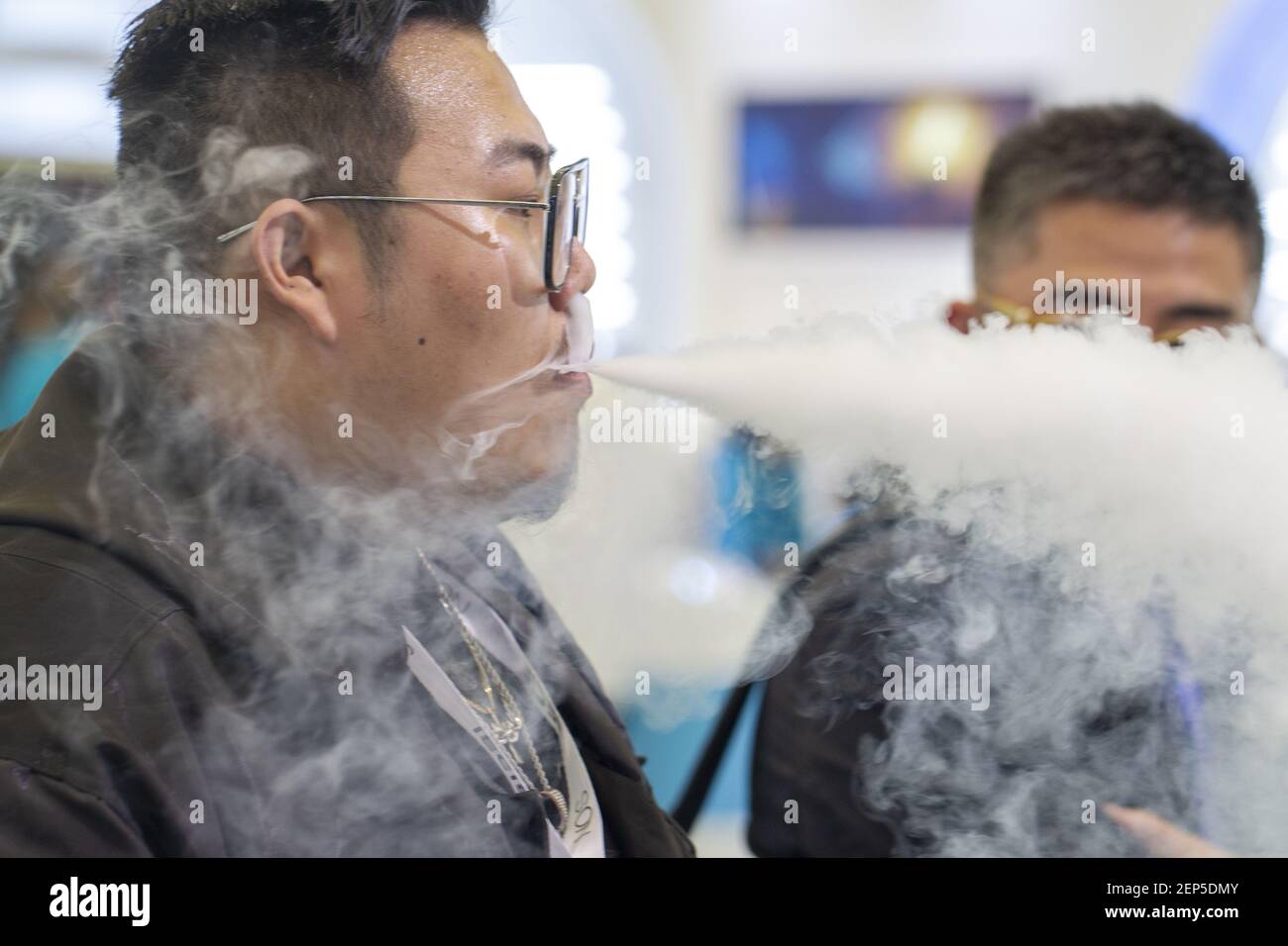 elfbar nachfüll pod läuft aus Accus d'e-cigarette : l'intérêt d'un chargeur externe pour la recharge main image 1