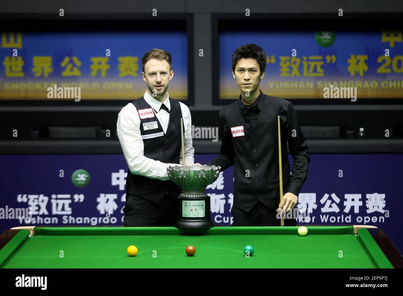 Judd Trump of England, left, shakes hands with Thepchaiya Un-Nooh of Thailand, right, before the final of 2019 World Open in Yushan county, Shangrao city, east Chinas Jiangxi province, 3 November 2019.