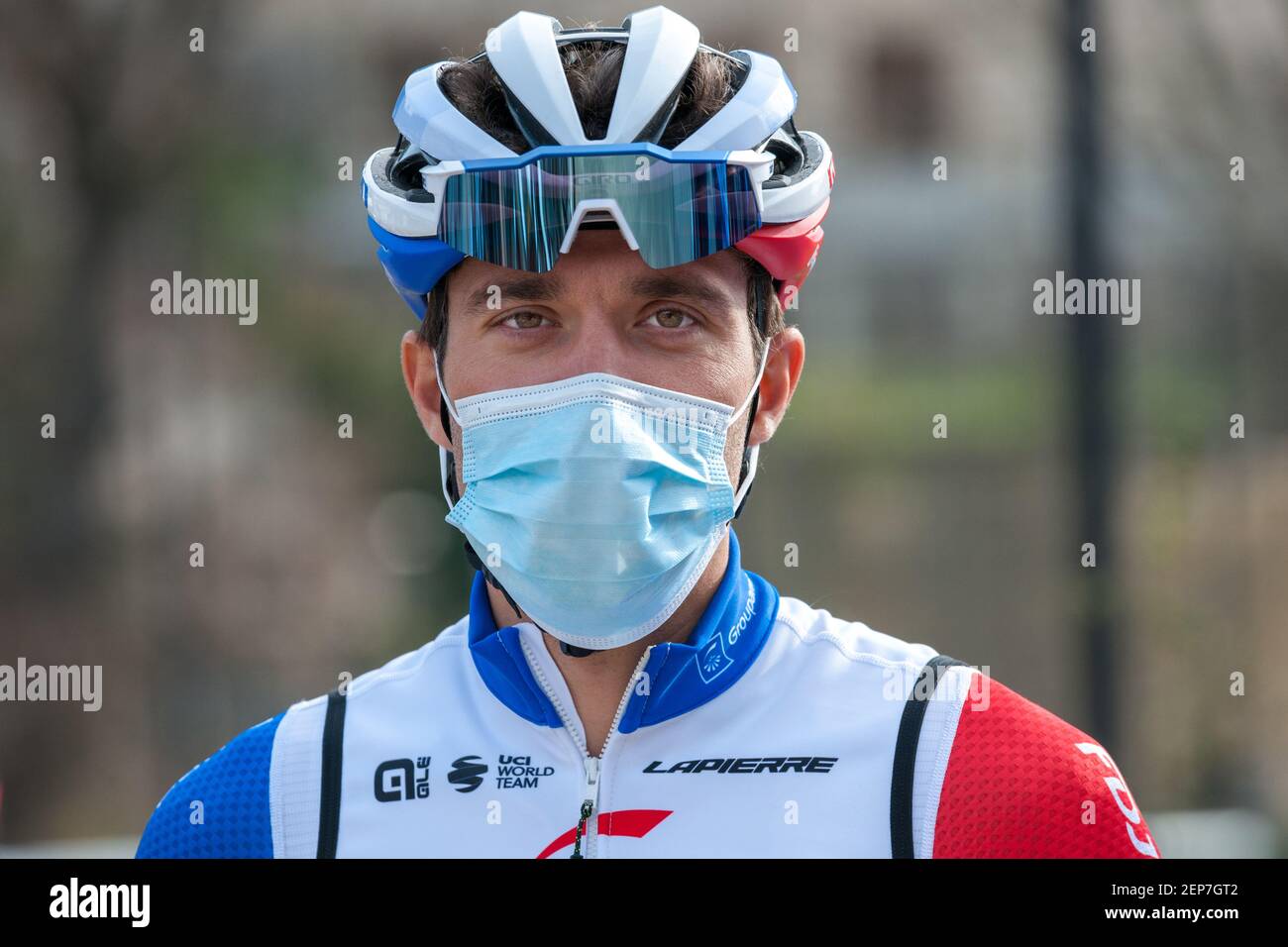 Portrait de Thibaut Pinot membre de l'equipe cycliste Groupama-fdj alors qu'il repond à un interview. Il porte un masque chirurgical au depart Stock Photo
