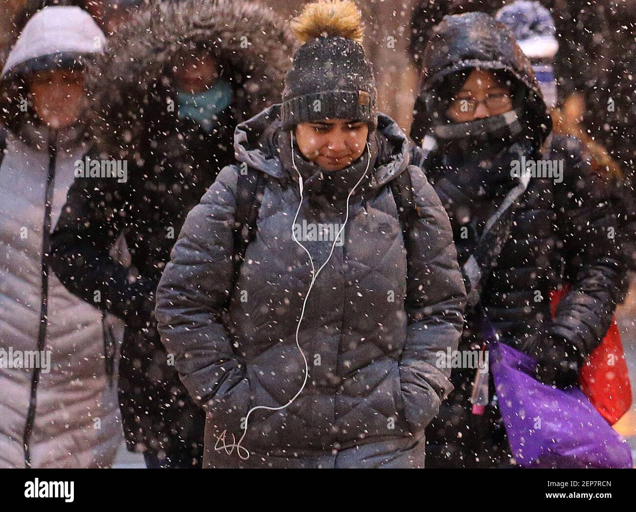 Pedestrians in downtown Chicago bundle up from the wind and snow during the early morning rush hour as a winter weather advisory is issued for the Chicago area Monday, Nov. 11, 2019. (Photo by Antonio Perez/ Chicago Tribune/TNS/Sipa USA) Stock Photo