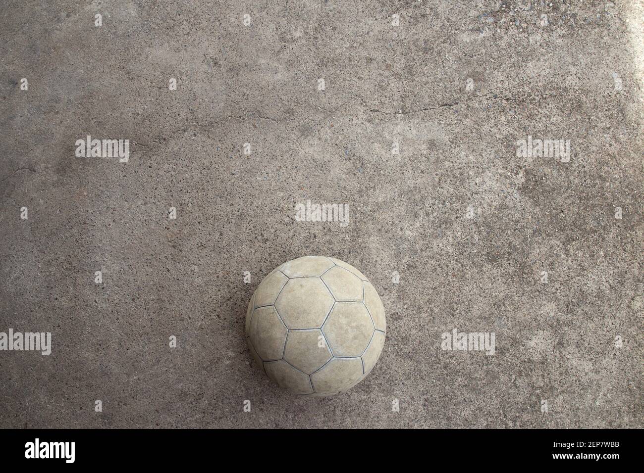 Ballon de football avec pop-corn et tasses sur table en bois gris Photo  Stock - Alamy