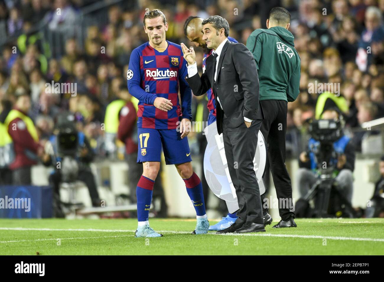 Barcelona Coach Ernesto Valverde talks to Antoine Griezmann of Barcelona during the UEFA Champions League Group F match between FC Barcelona and Borussia Dortmund at Camp Nou Stadium in Barcelona, Spain on November 27, 2019 (Photo by Andrew Surma / SIPA USA) Stock Photo