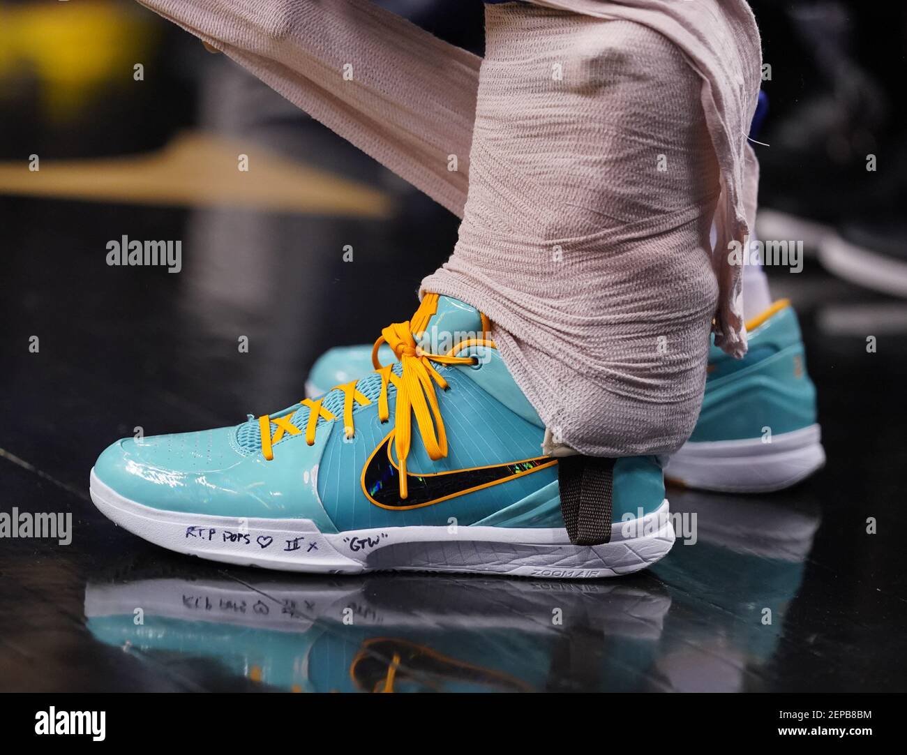 Amuse scarf Give rights Nov 27, 2019; Toronto, Ontario, CAN; The shoes worn by New York Knicks  guard Wayne Ellington (2) are seen during a game against the Toronto  Raptors at Scotiabank Arena. Mandatory Credit: John