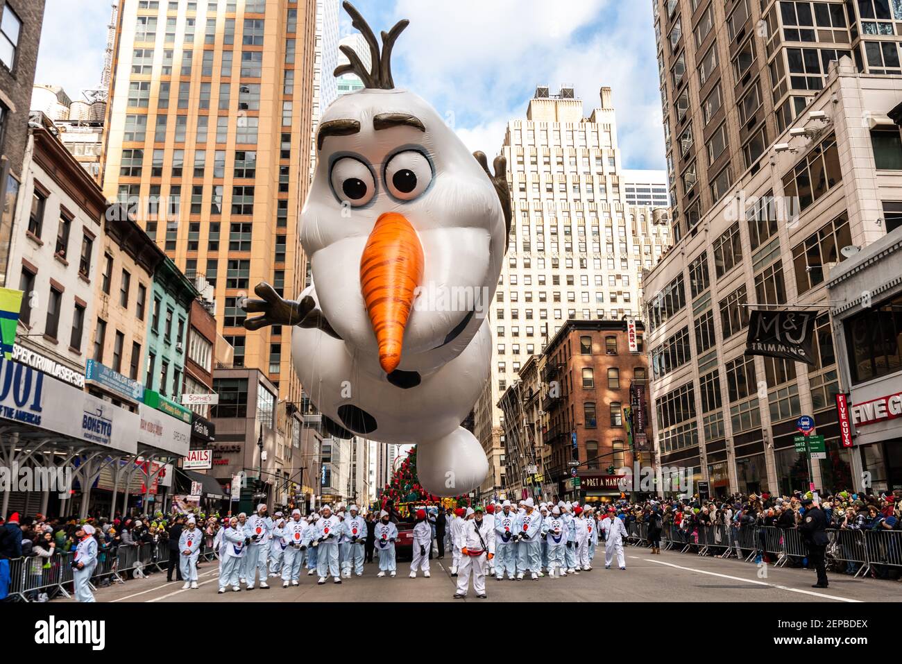 Frozen's snowman Olaf floats along 6th Avenue in the Macy's ...