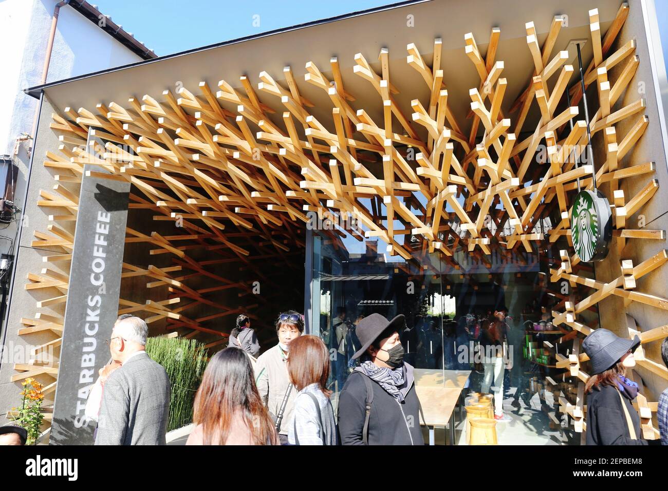 The Starbucks Concept Store In Taizaifu Fukuoka Japan I œwas Designed By Japanese Architect Kengo Kuma On November 23 19 The Interior Of The Rectangular Storefront Is Clad In Nearly 2 000 Interlocking Wooden