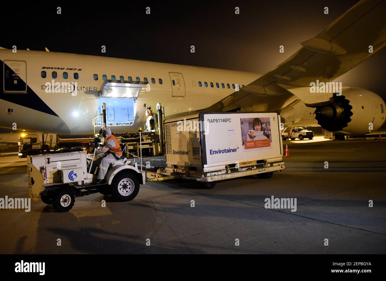 Montevideo, Uruguay. 25th Feb, 2021. A worker transfers the first batch of COVID-19 vaccines made by Chinese pharmaceutical firm Sinovac on its arrival in Montevideo, Uruguay, Feb. 25, 2021. Uruguayan President Luis Lacalle Pou on Friday thanked China for its support in providing COVID-19 vaccines. Lacalle Pou expressed the gratitude during a meeting with Chinese Ambassador to Uruguay Wang Gang, according to Secretary of the Presidency Alvaro Delgado. Credit: Nicolas Celaya/Xinhua/Alamy Live News Stock Photo
