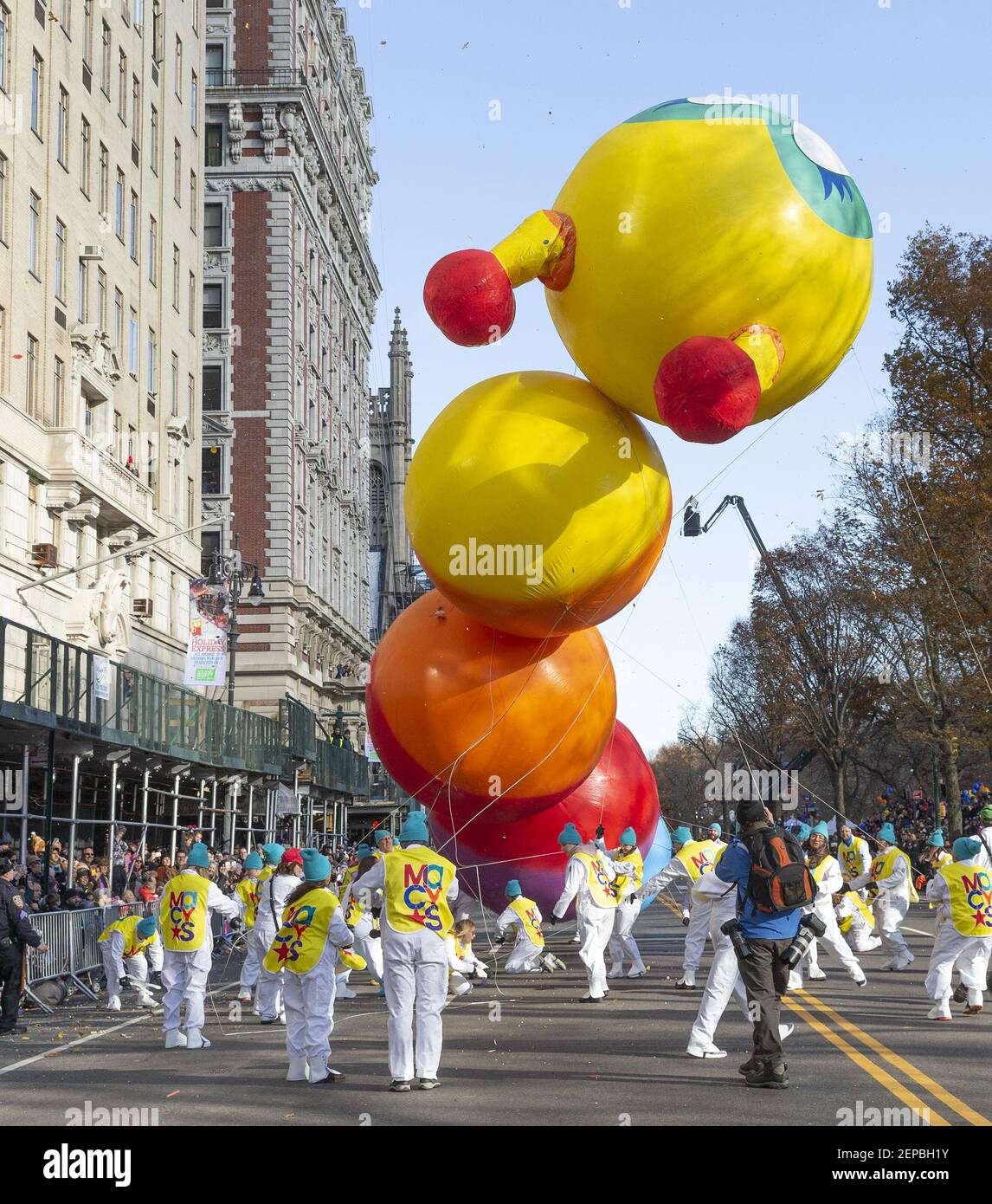 Handlers struggle to keep Wiggle Worm giant balloon low because of high ...