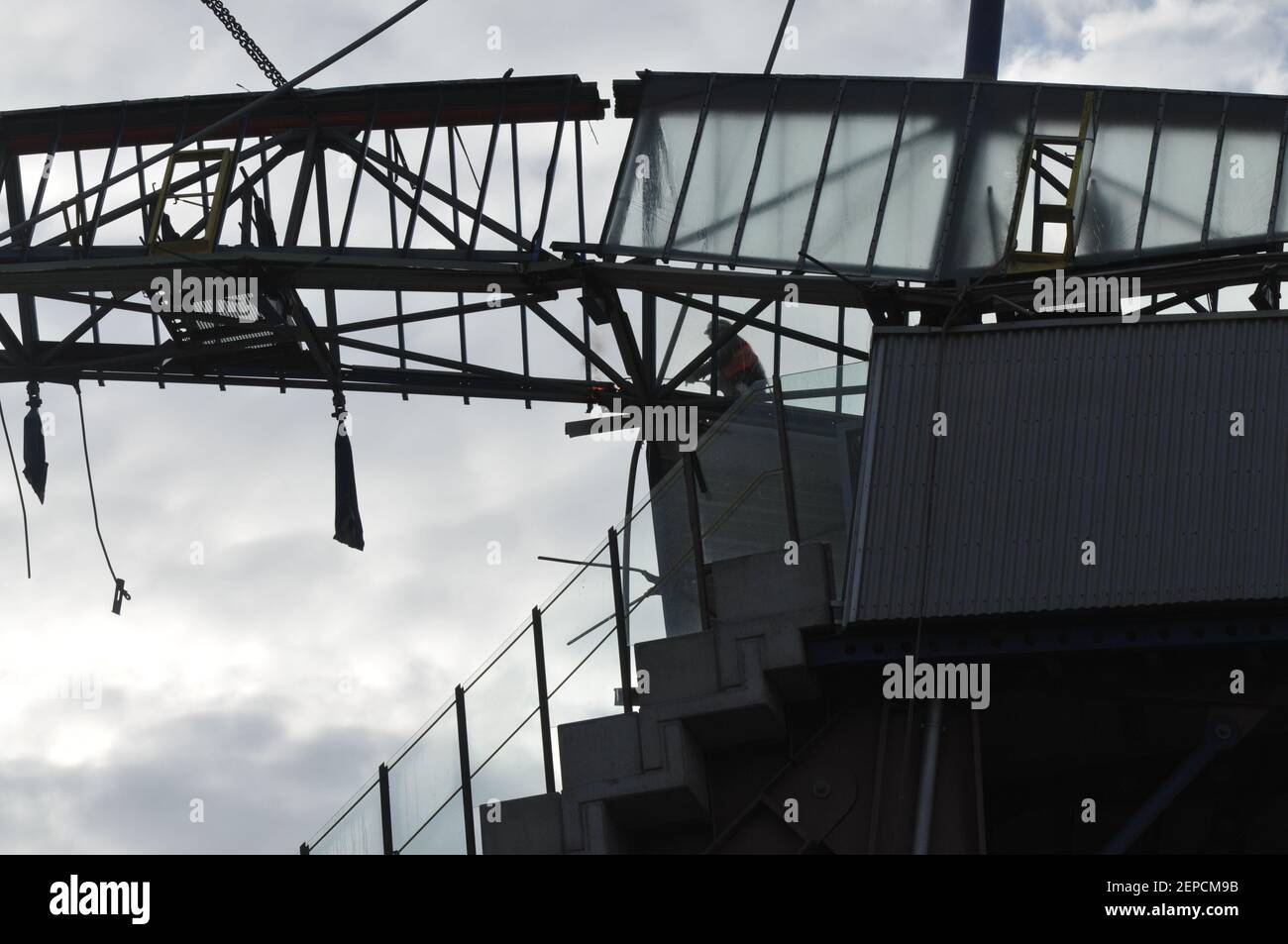 KSC Stadionneubau Haupttribüne letzter Dachträger wird entfernt beim Karlsruher Sc Wildparkstadion Stock Photo