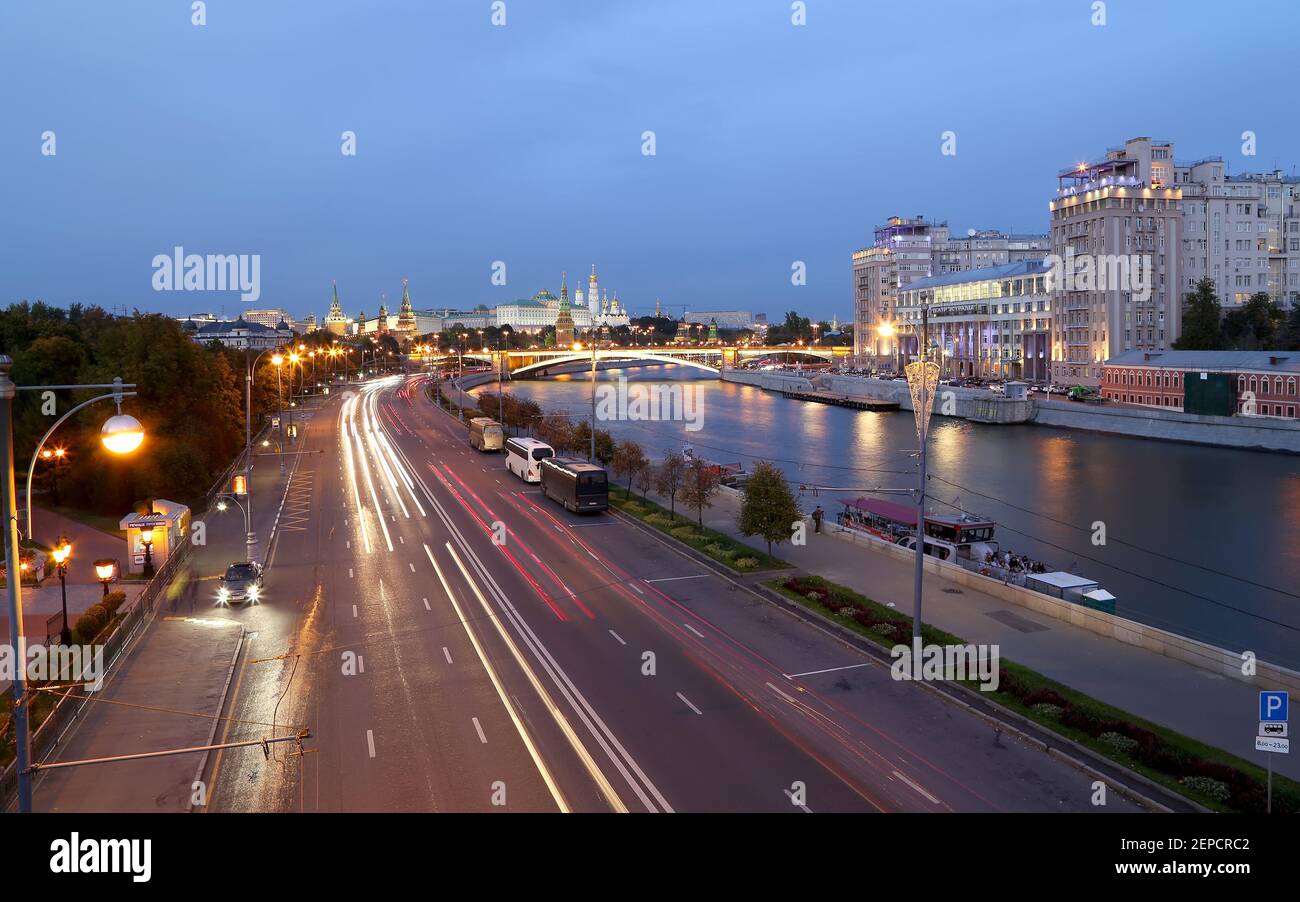 night-view-of-the-moskva-river-the-great-stone-bridge-and-the-kremlin