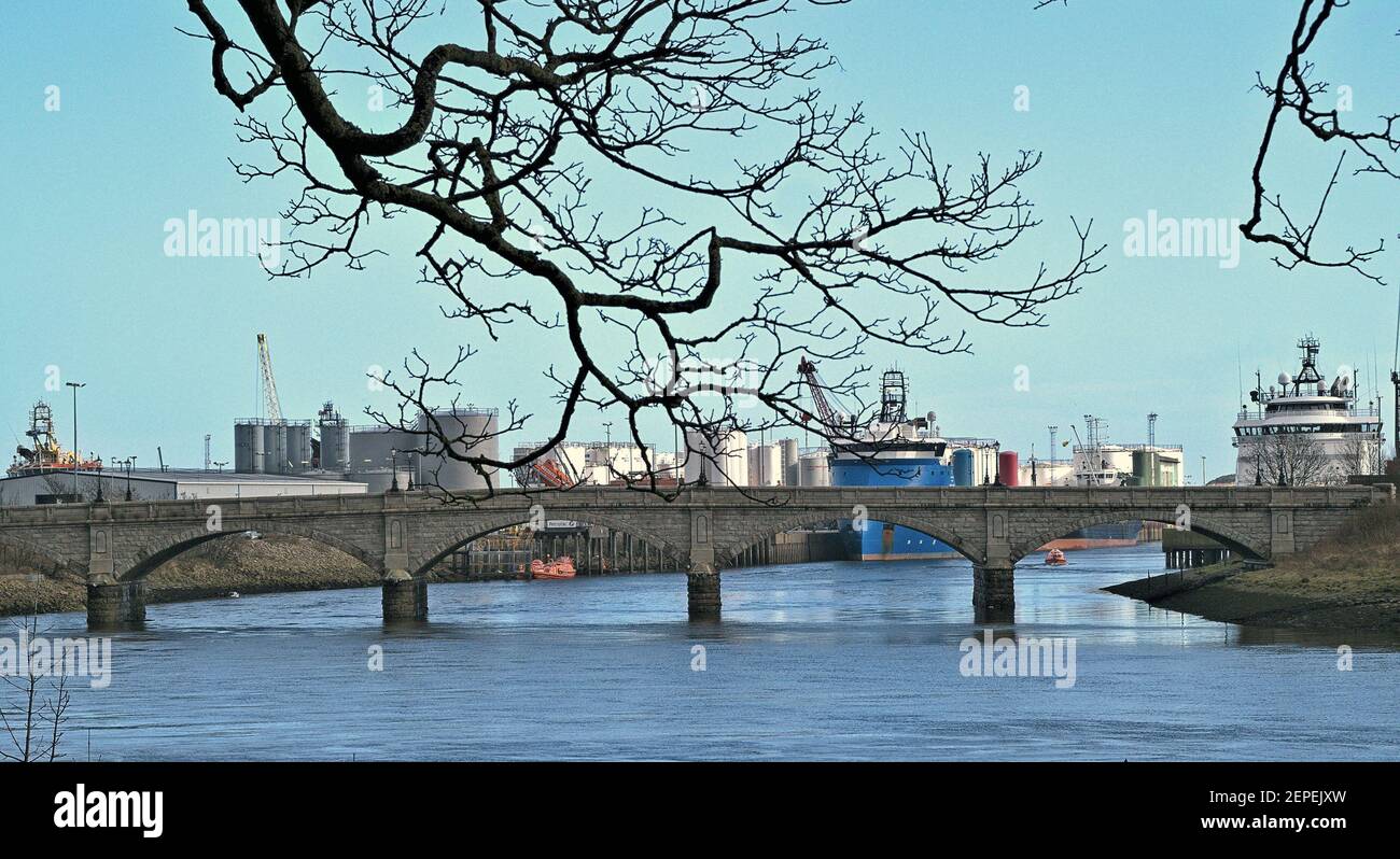 Victoria Bridge looking east to Aberdeen harbour Stock Photo