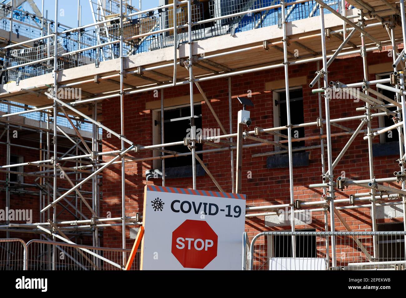 Shepshed, Leicestershire, UK. 27th February 2021. A covid-19 warning sign stands at the entrance to a new housing development. A mortgage guarantee scheme to help people with small deposits get on the property ladder is set to be announced at next week's Budget.  Credit Darren Staples/Alamy Live News. Stock Photo
