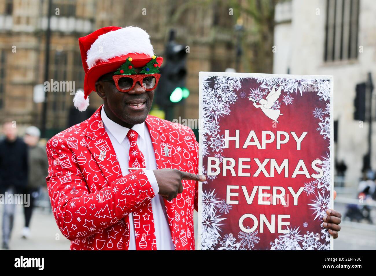 boris johnson in santa hat