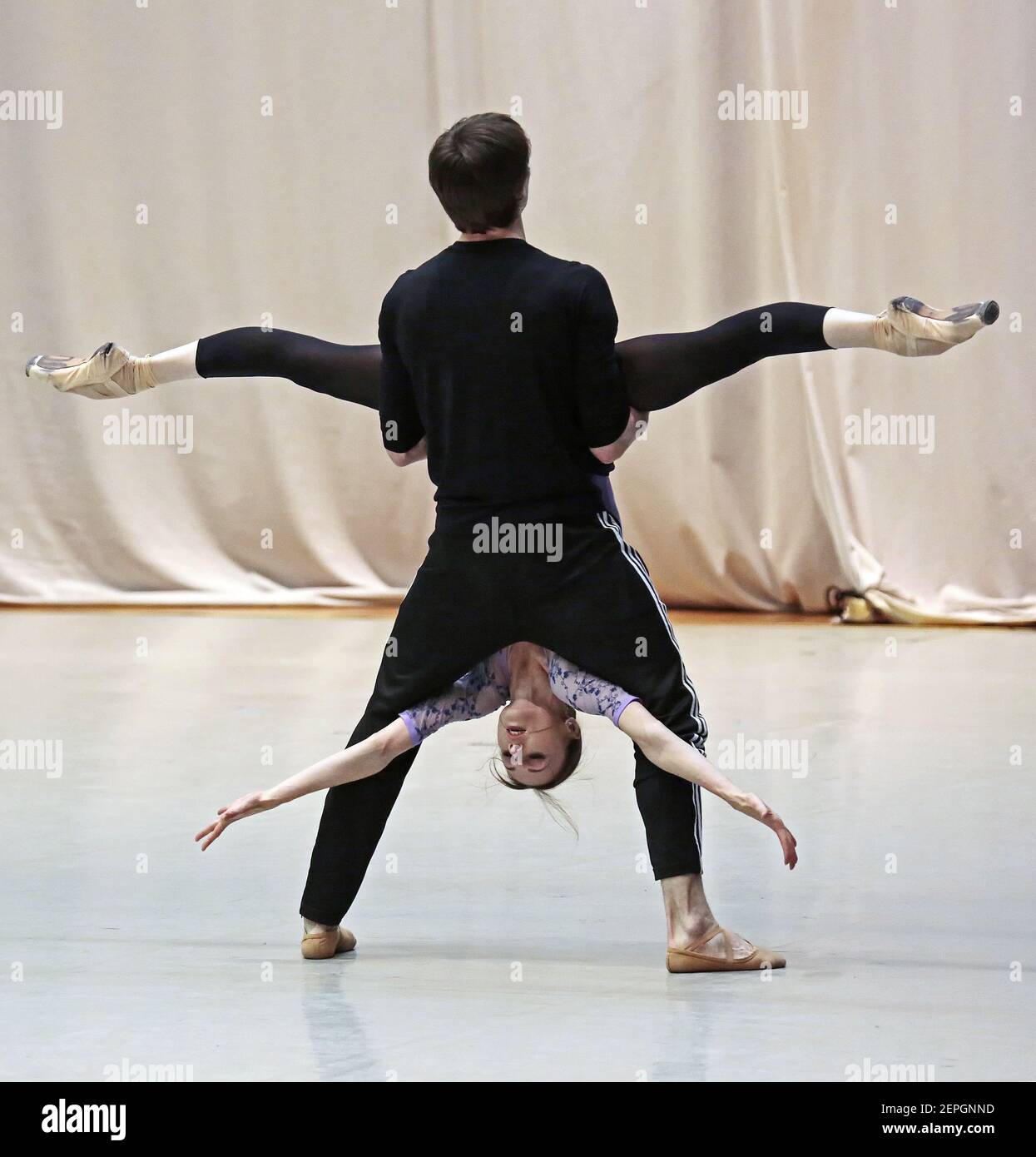 delvist Dyrke motion hobby Prima ballerina of Bolshoi Theatre Svetlana Zakharova and Russian ballet  dancer Denis Savin perform during the open rehearsal of the joint program  "Pas de Deux for Toes and Fingers" on the upper