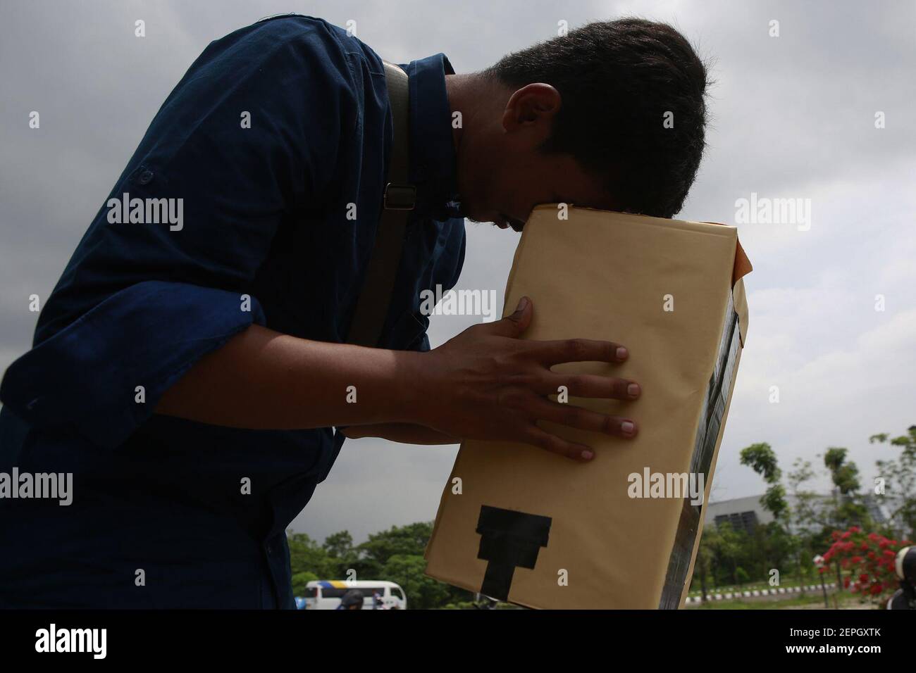 how to see the eclipse with cardboard box how to see the eclipse with cardboard box