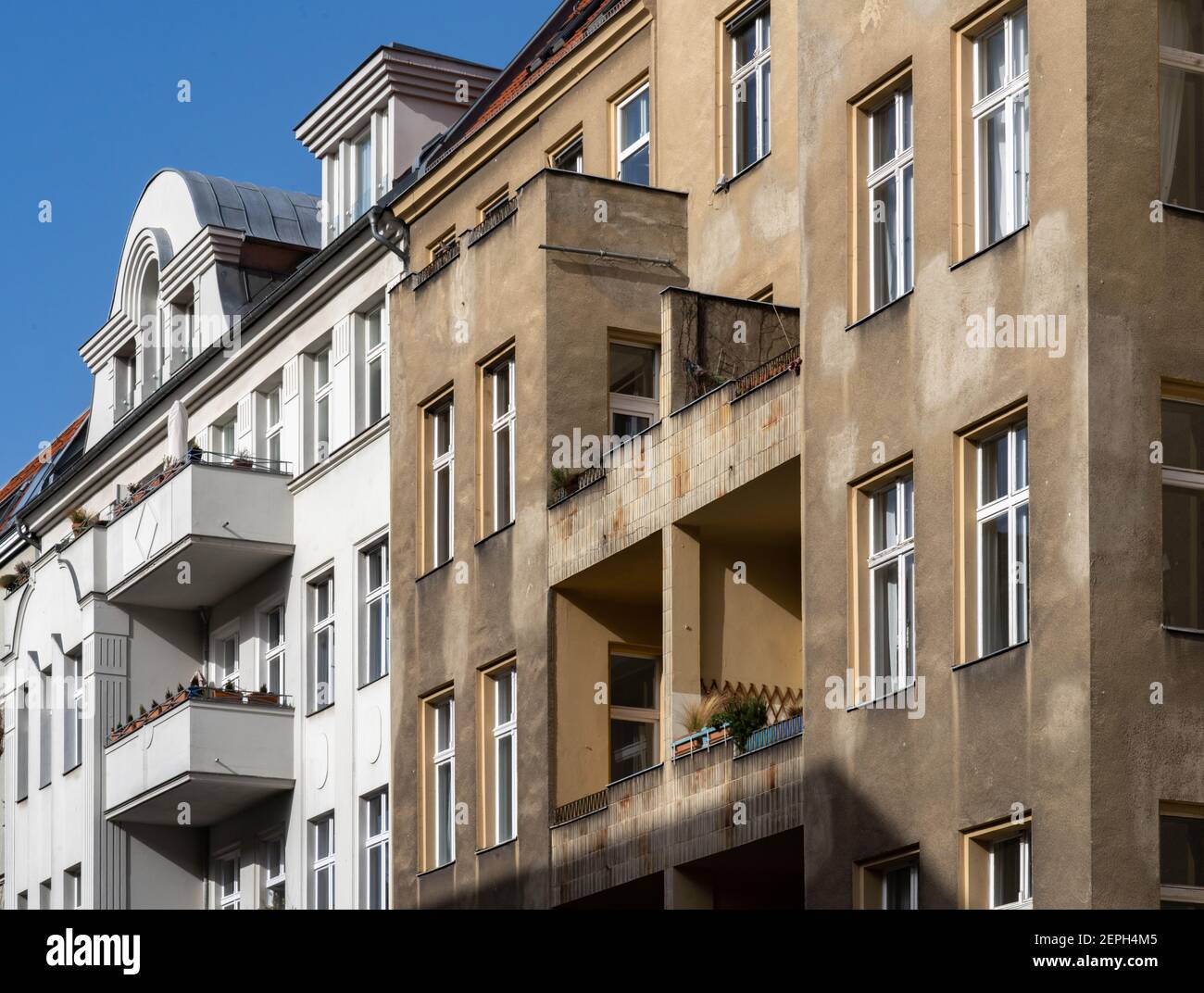 Heruntergekommenes Mietshaus neben saniertem Haus, Berlin Stock Photo