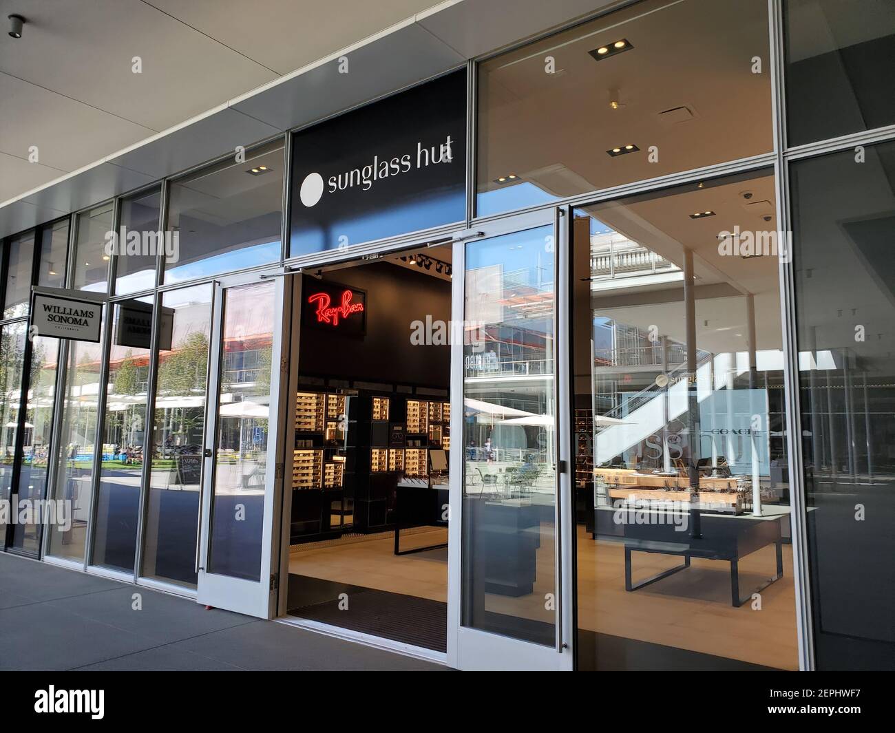 Hut store hi-res stock photography and 