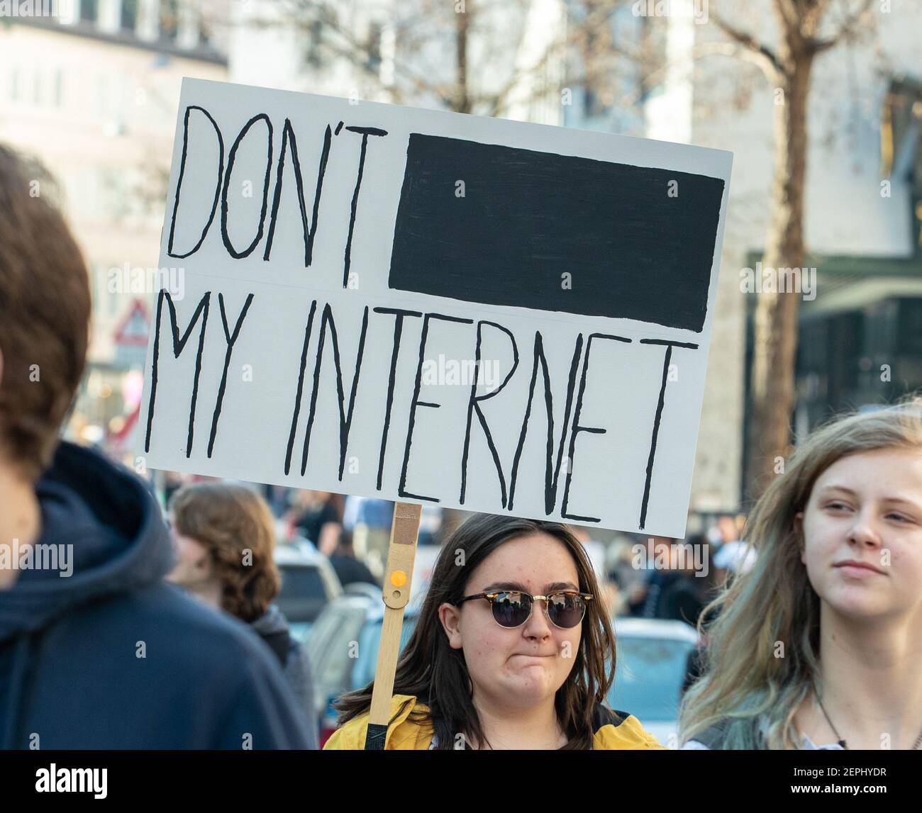 Schild liest " Don't censor my internet ". Mehr als 45.000 Menschen haben am 23.3.2019 in München gegen die EU Urheberrechtsreform demonstriert. Der Protest richtet sich vor allem gegen Artikel 11, 12 und 13. Kritiker befürchten Uploadfilter und Zensur und Schlechtere Beteiligungen von Kreativen. (Photo by Alexander Pohl/Sipa USA) Stock Photo