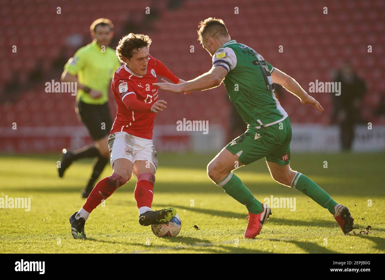 Barnsley's Callum Styles (left) and Millwall's Alex Pearce battle for the ball during the Sky Bet Championship match at Oakwell, Barnsley. Picture date: Saturday February 27, 2021. Stock Photo