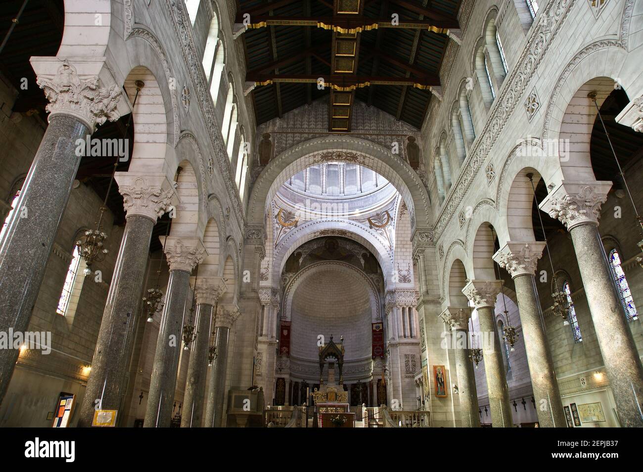 File:Le Tiercent (35) Église Saint-Martin - Intérieur - Maître-autel - 02.jpg