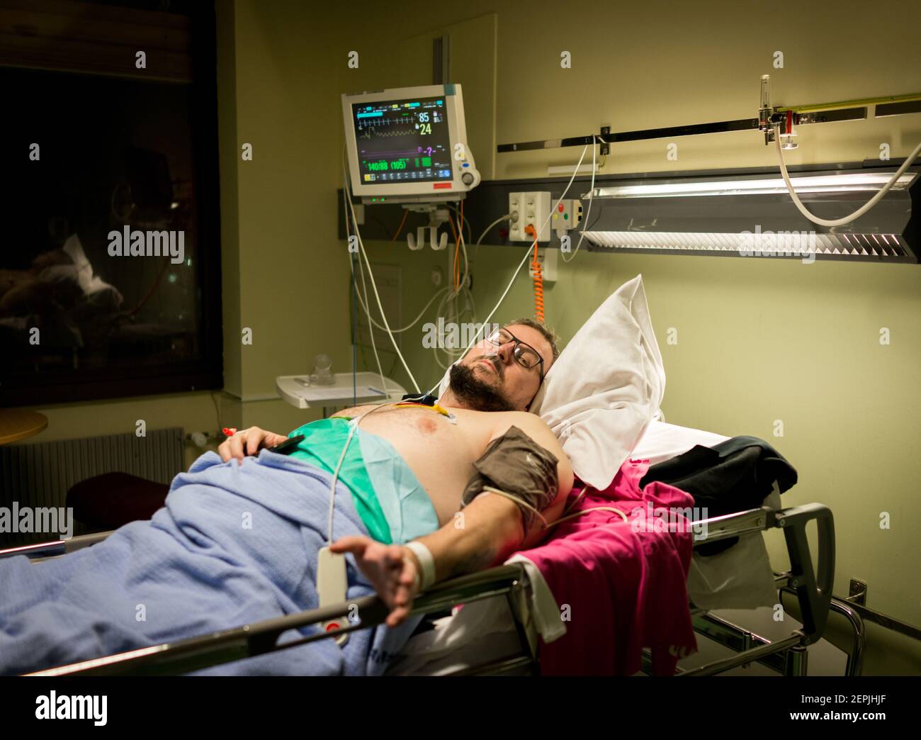 Injured Man Hospital Bed Hi-res Stock Photography And Images - Alamy