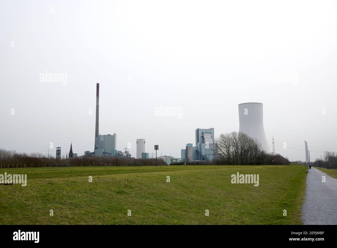 Das Heizkraftwerk in Dueisburg Walsum vor grauem Himmel. Stock Photo