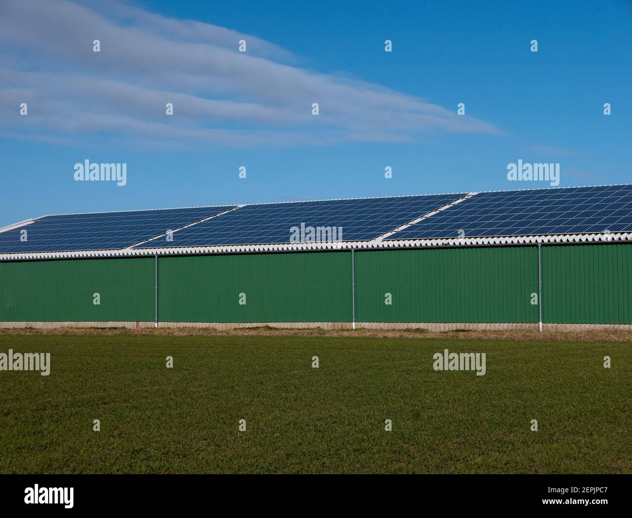 Solarmodule auf dem Dach einer Scheune Stock Photo