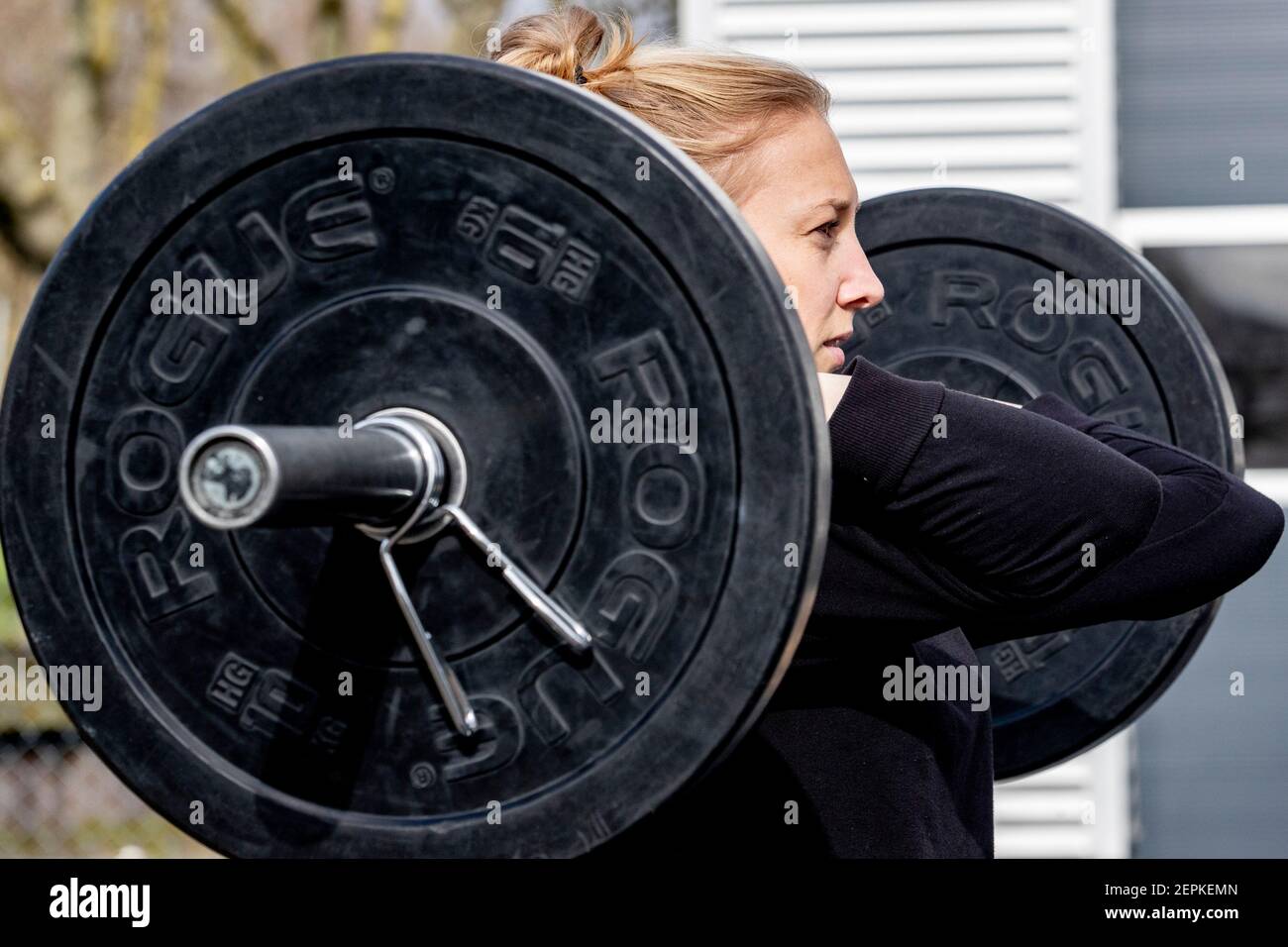 DEN BOSCH, NETHERLANDS - FEBRUARY 27: A woman is seen lifting weights outdoor on February 27, 2021 in Den Bosch, Netherlands. More than 300 gyms nationwide are protesting against the strict lockdowns measures that keep them closed. (Photo by Niels Wenstedt/BSR Agency/Alamy Live News) Stock Photo