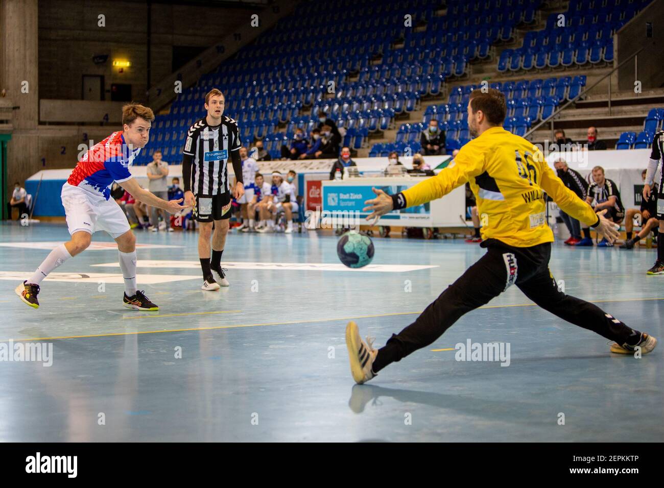 Page 7 Handball Goalkeeper High Resolution Stock Photography And Images Alamy