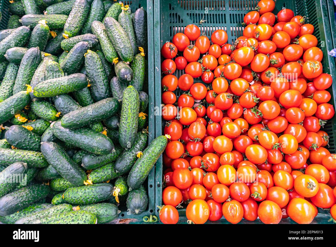 https://c8.alamy.com/comp/2EPM013/a-farm-stand-display-of-organic-vegetables-produce-tomatoes-and-cucumbers-vegetable-stall-at-the-market-2EPM013.jpg