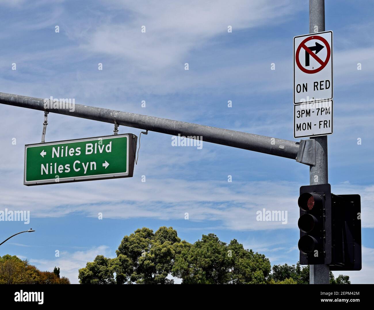 Niles Blvd and Niles Cyn direction sign, no right turn on red from 3pm to 7pm, Monday  through Friday, red light traffic light, California Stock Photo