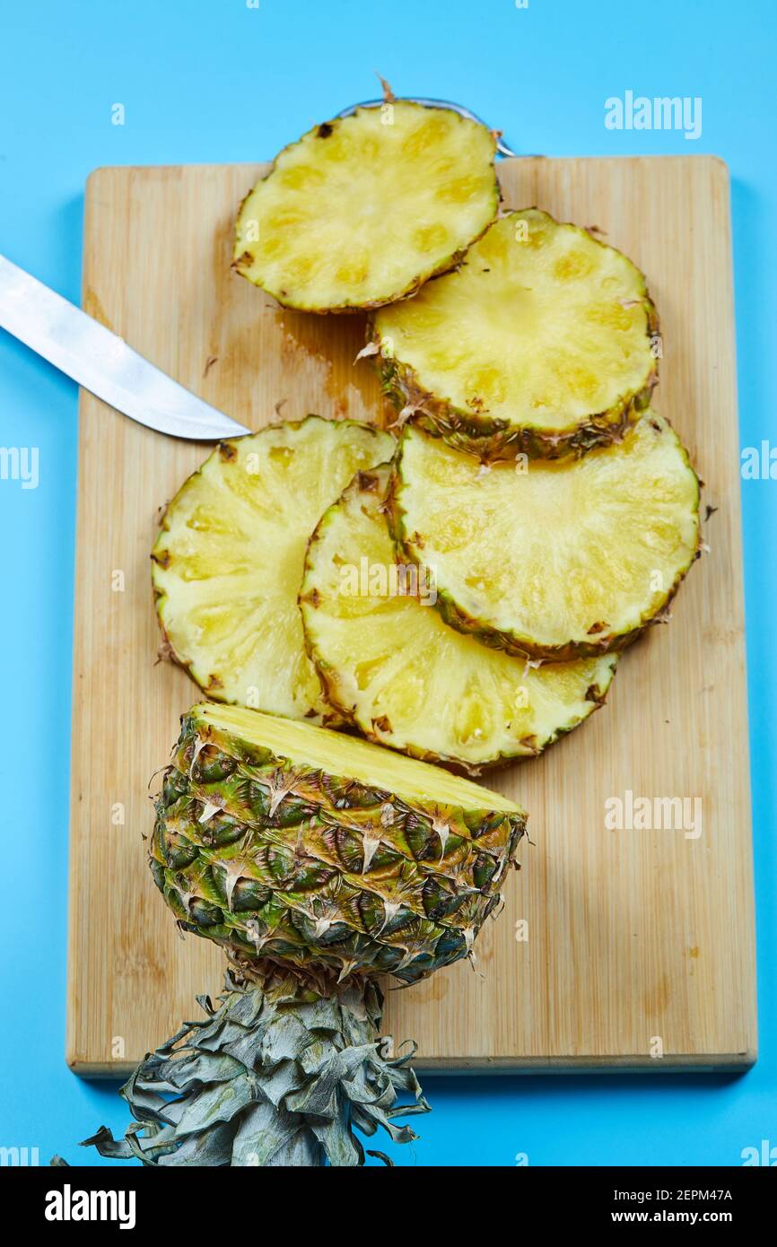 Pineapple with knife hires stock photography and images Alamy