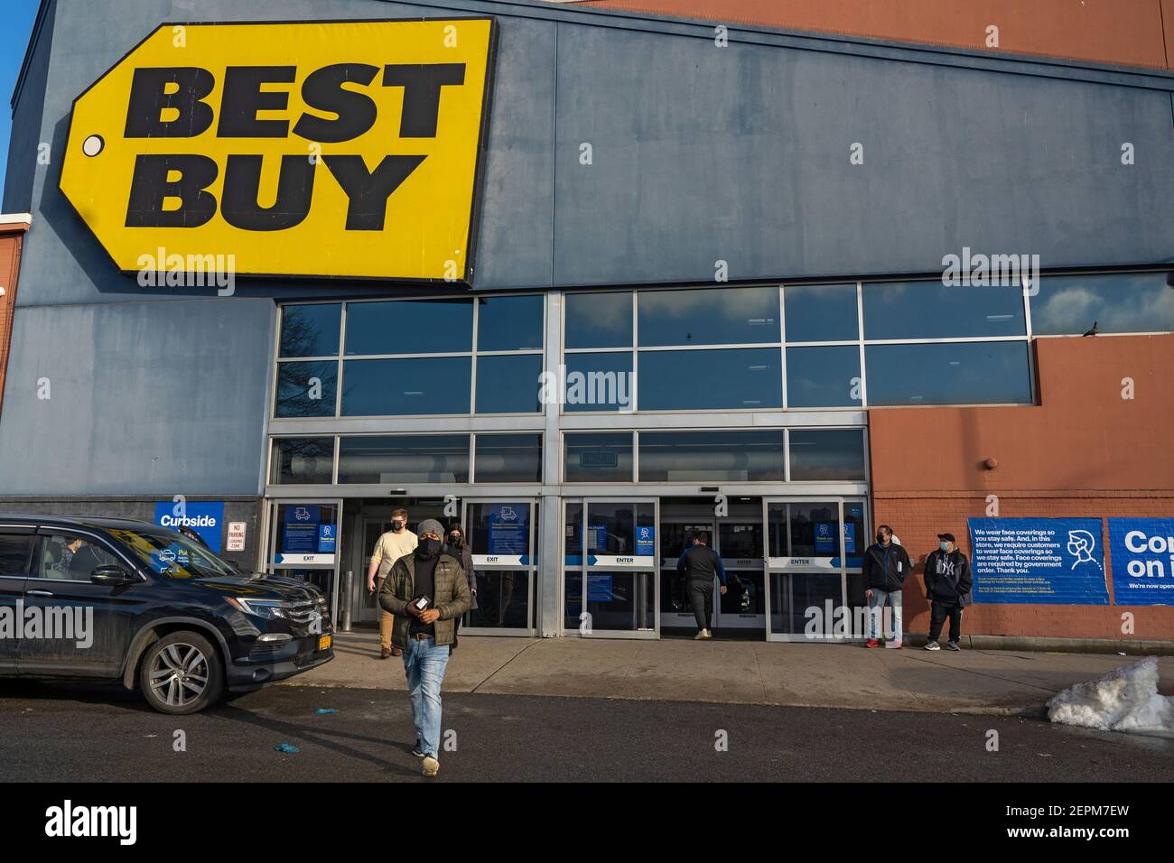 NEW YORK, NY – FEBRUARY 27:  Customers walk in and out of a Best Buy store in Queens on February 27, 2021 in New York City.  Best Buy Co. (BBY) lays off 5,000 workers, the majority of whom worked full-time and adding approximately 2,000 new part-time positions as it shifts focus to online sales.  The pandemic has accelerated Best Buy's transition to selling online said Chief Executive Corie Barry on a call with analysts on Thursday. Credit: Ron Adar/Alamy Live News Stock Photo