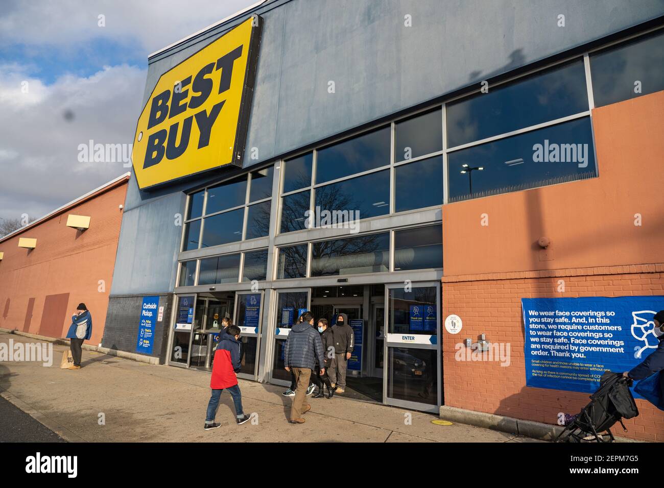 NEW YORK, NY – FEBRUARY 27:  Customers walk in and out of a Best Buy store in Queens on February 27, 2021 in New York City.  Best Buy Co. (BBY) lays off 5,000 workers, the majority of whom worked full-time and adding approximately 2,000 new part-time positions as it shifts focus to online sales.  The pandemic has accelerated Best Buy's transition to selling online said Chief Executive Corie Barry on a call with analysts on Thursday. Credit: Ron Adar/Alamy Live News Stock Photo