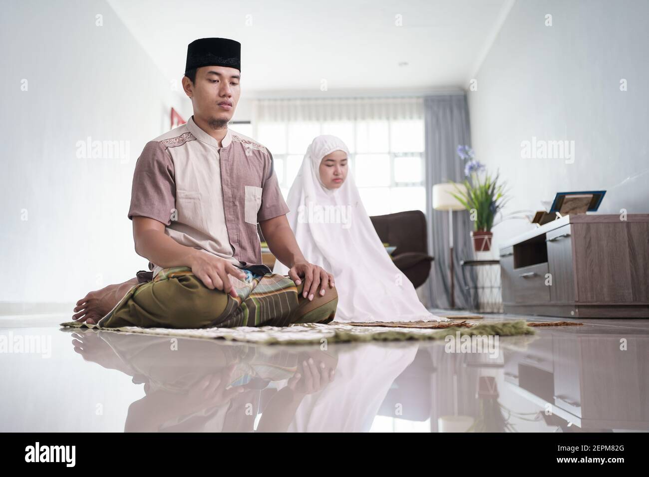 Азиатские мусульмане. Индонезийская мусульманская азиатская пара в возрасте. Jamaah Prayer.