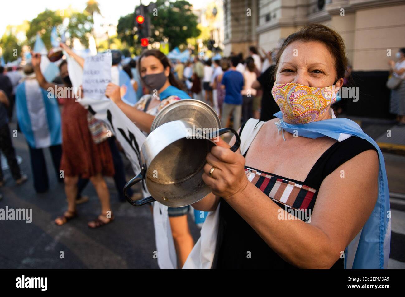 Buenos Aires, Argentina. 27th Feb, 2021. A protester banging her pans during a demonstration against the Argentina government of President Alberto Fernàndez over VIP vaccine rollout scandal as the Government published a list of 70 influential figures who has already received a preferential Covid-19 vaccine treatment ahead of others at the Posadas Hospital. Credit: SOPA Images Limited/Alamy Live News Stock Photo