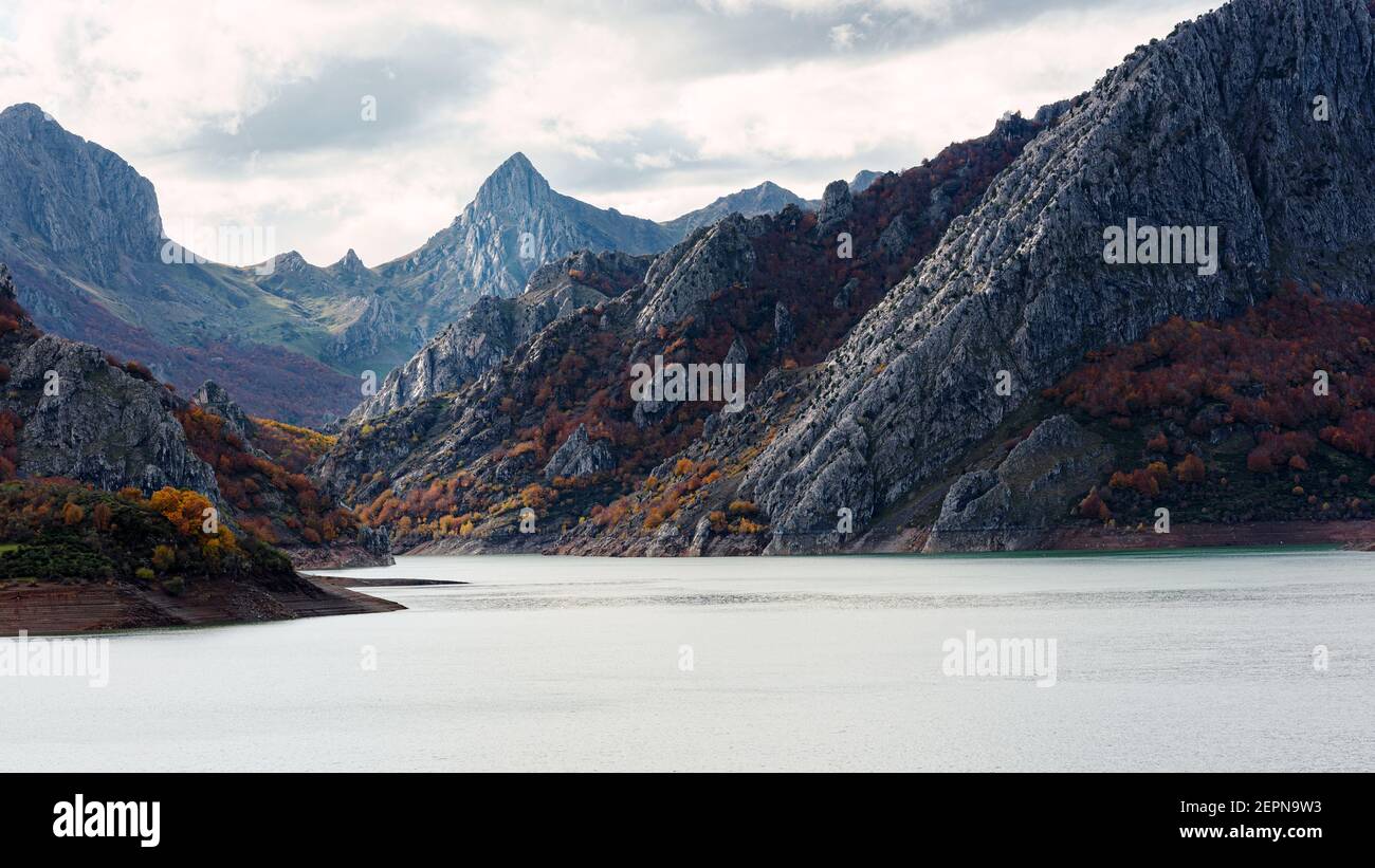 Serene lakeside landscape hi-res stock photography and images - Alamy