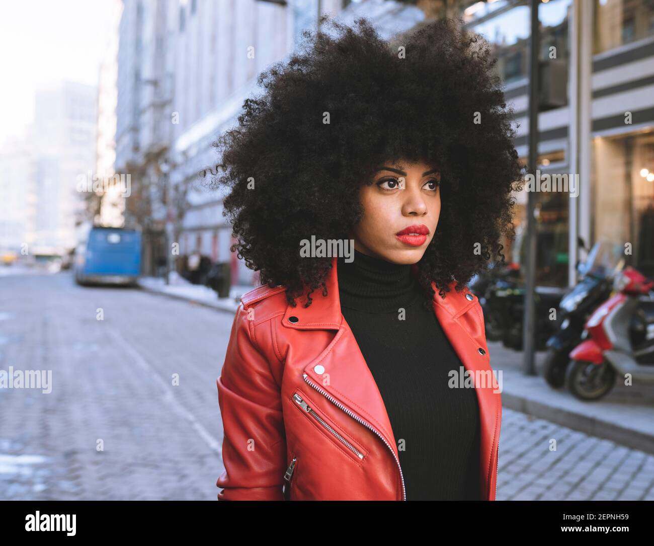 Black woman with afro hair hi-res stock photography and images - Alamy