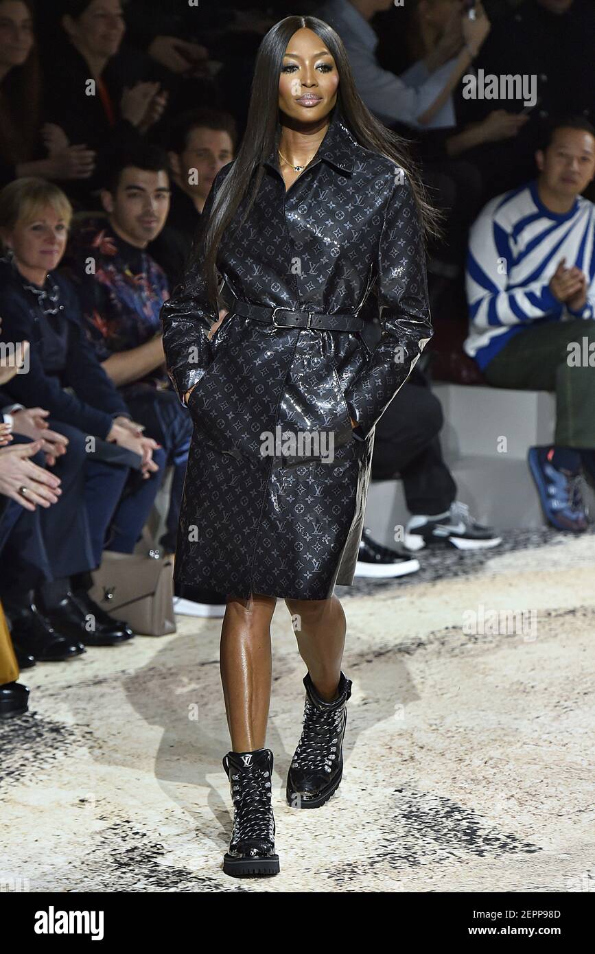 Naomi Campbell Paris Fashion Week Ready To Wear Fall/Winter 2011 - Louis  Vuitton - Catwalk Paris, France - 09.03.11 Stock Photo - Alamy