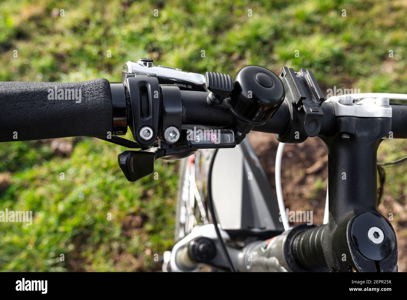 Mountain bike handlebar with hydraulic brake lever with mineral oil inside and derailleur lever