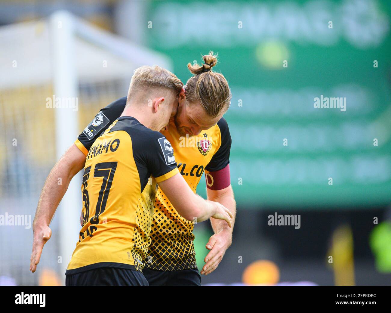 Dresden, Germany. 15th Nov, 2020. Football: 3rd division, SG Dynamo Dresden  - TSV 1860 Munich, 10th matchday, at the Rudolf-Harbig-Stadium Dynamos  Sebastian Mai (l) gesturing next to Yannick Stark. Credit: Robert  Michael/dpa-Zentralbild/dpa/Alamy