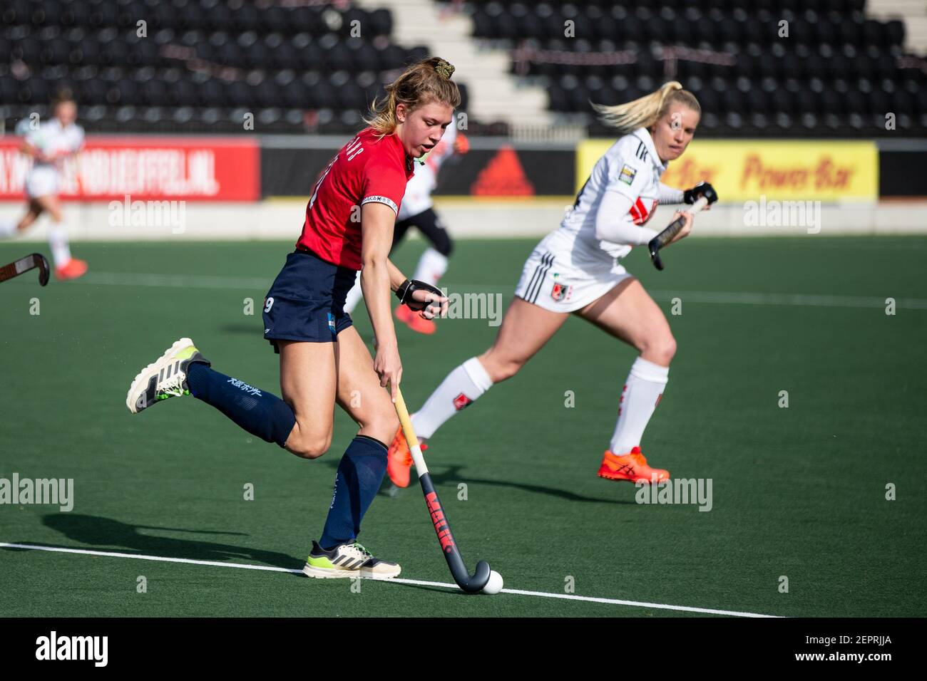AMSTELVEEN, NETHERLANDS - FEBRUARY 27: Fleur Loomans of Hurley during the  Dutch Hockey Hoofdklasse match between Amsterdam D1 and Hurley D1 at  Sportpa Stock Photo - Alamy