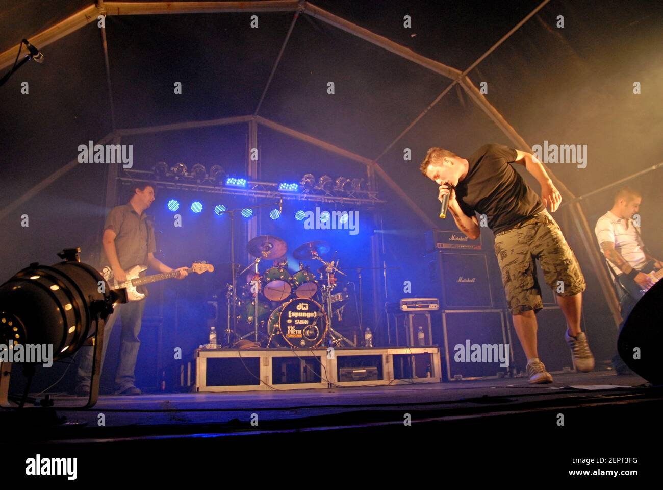 Tewkesbury Ska-punk bank Spunge with lead singer Alex Copeland perform on stage at the 'Over The Rainbow' festival at Tewkesbury Abbey, exactly a year after the devastating floods of 2007 swept through the town. Stock Photo