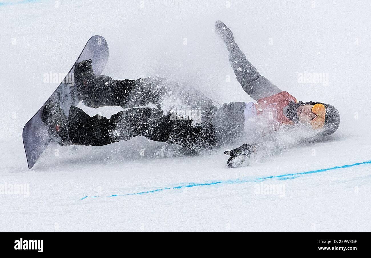 Jan Scherrer of Switzerland crashes during a run in the Men's Half Pipe Snowboard finals at Phoenix Park in South Korea on Wednesday, Feb. 14, 2018, during the Pyeongchang Winter Olympics. (Photo by Carlos Gonzalez/Minneapolis Star Tribune/TNS/Sipa USA) Stock Photo
