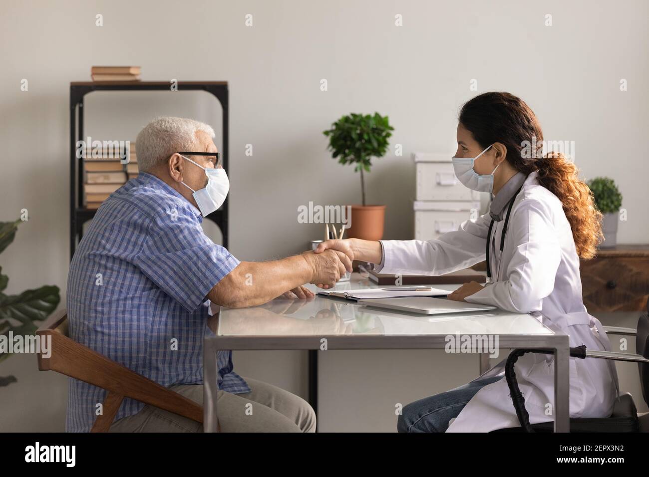 Older people wearing face masks hi-res stock photography and images - Alamy