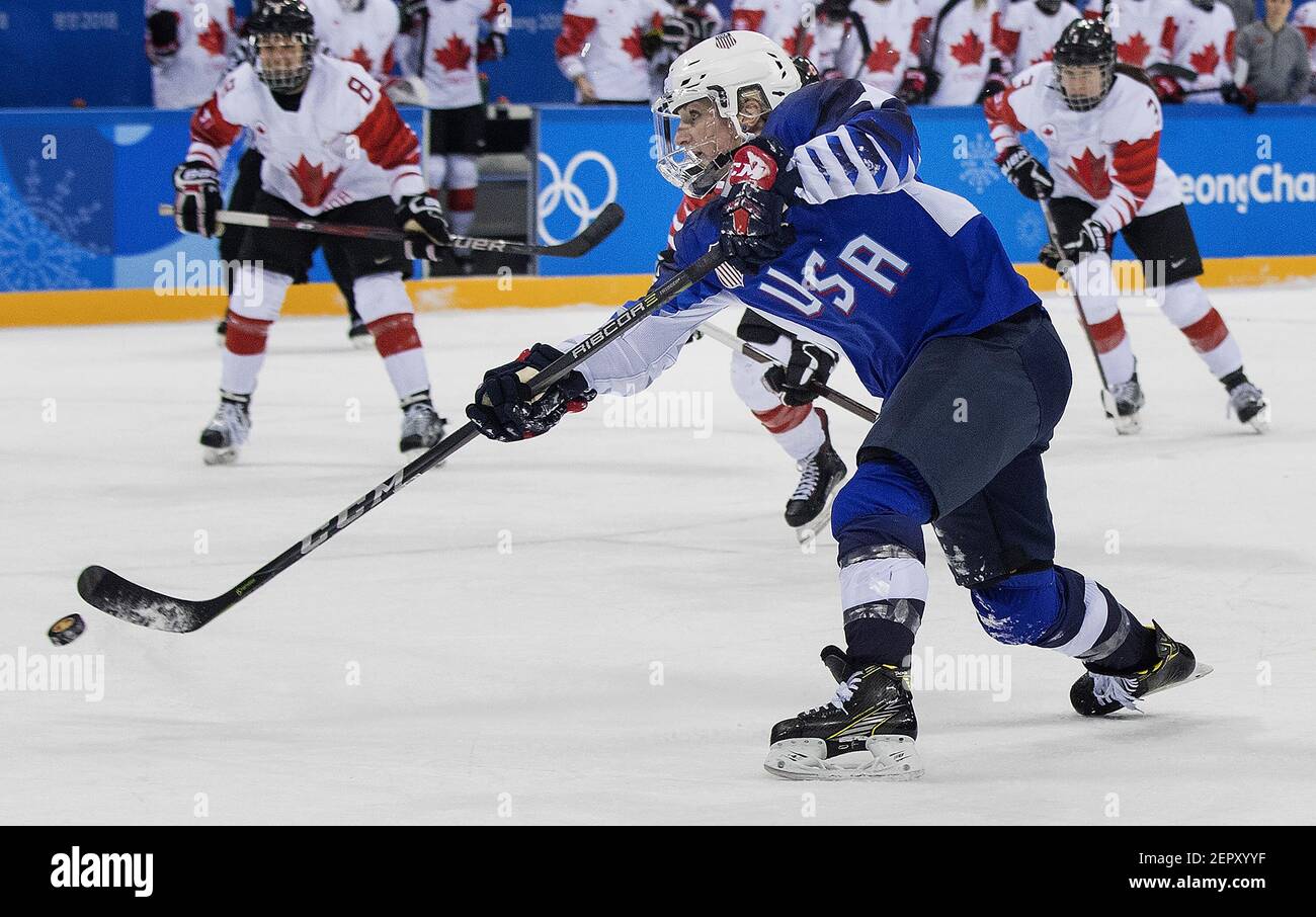 Monique Lamoureux-Morando with a goal in the third period to tie game and send to overtime at Gangneung Hockey Centre Thursday, Feb. 22, 2018 in Pyeongchang, South Korea, during the Pyeongchang Winter Olympics. (Photo by Carlos Gonzalez/Minneapolis Star Tribune/TNS/Sipa USA) Stock Photo