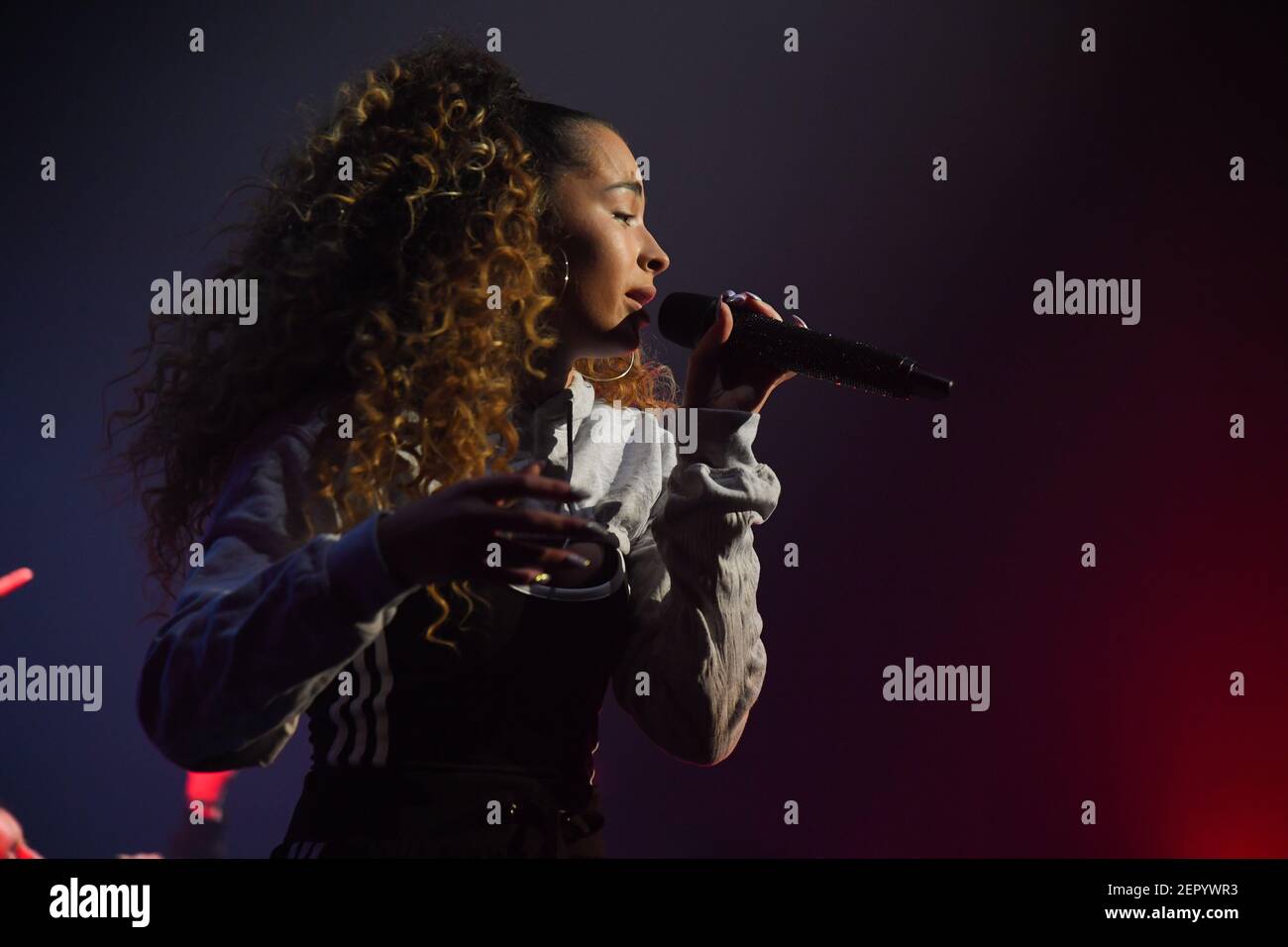 Ella Script Ella Eyre in premiere partie de The Script in concert a l'Olympia de ...