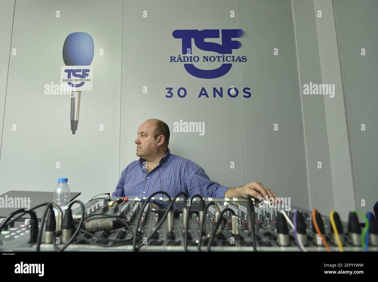 Porto, 01/03/2018 - Issuance of the 30th Anniversary of Radio TSF: emission  from the Largo do Trindade station in Oporto. Sound Technician (Pedro Gomez  / Global Pictures Stock Photo - Alamy