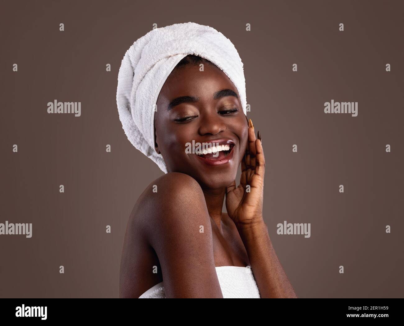 https://c8.alamy.com/comp/2ER1H59/portrait-of-african-woman-with-head-towel-touching-face-2ER1H59.jpg