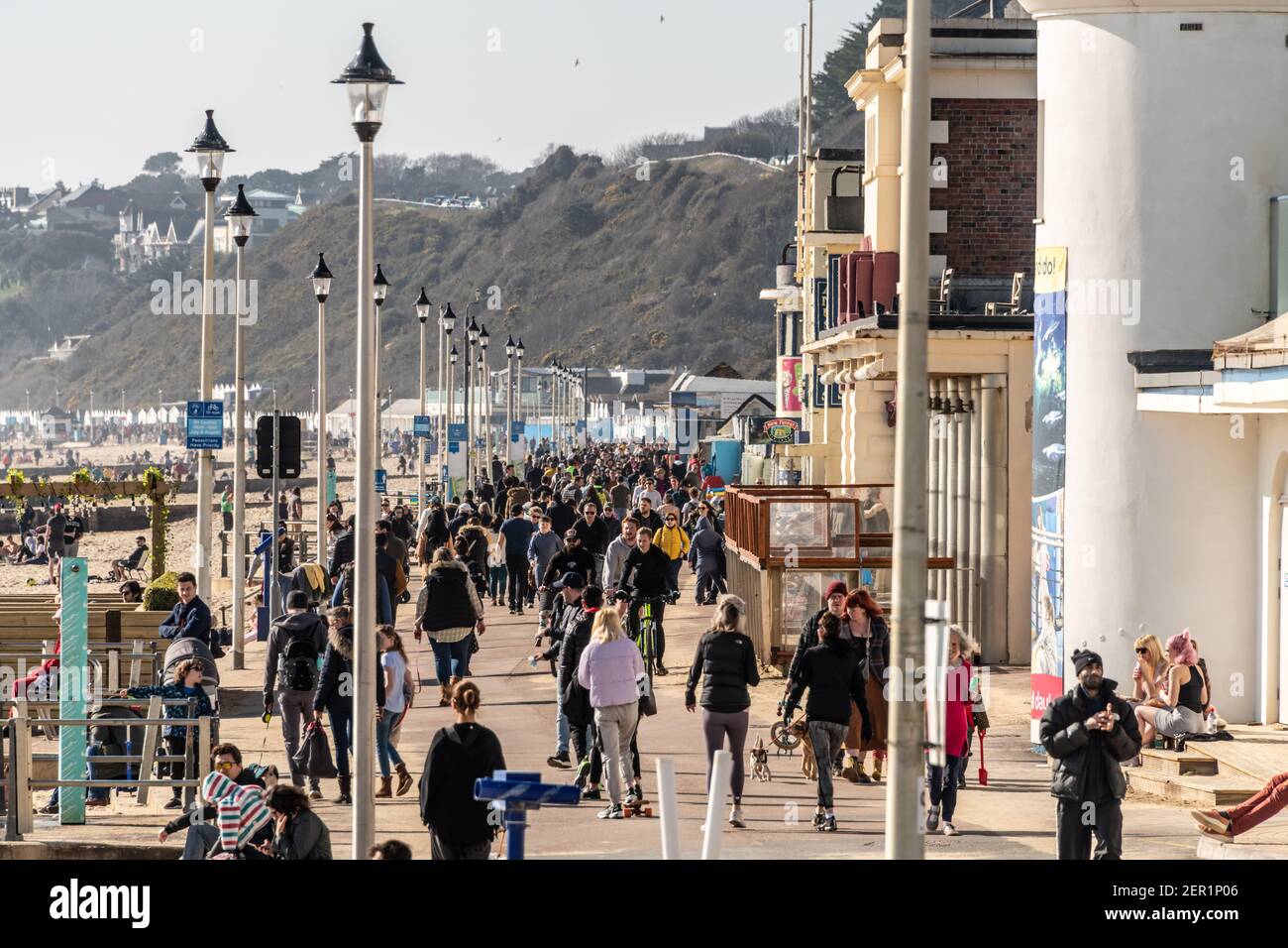 Bournemouth, UK. Sunday 28 March 2021. Crowds of people on Bournemouth promenade with some social distancing. Credit: Thomas Faull/Alamy Live News Stock Photo