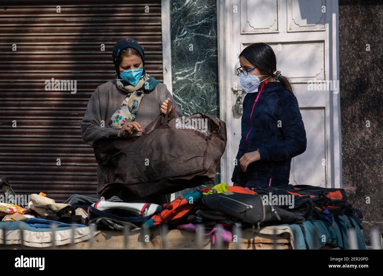 Indian wearing face masks hi-res stock photography and images - Alamy